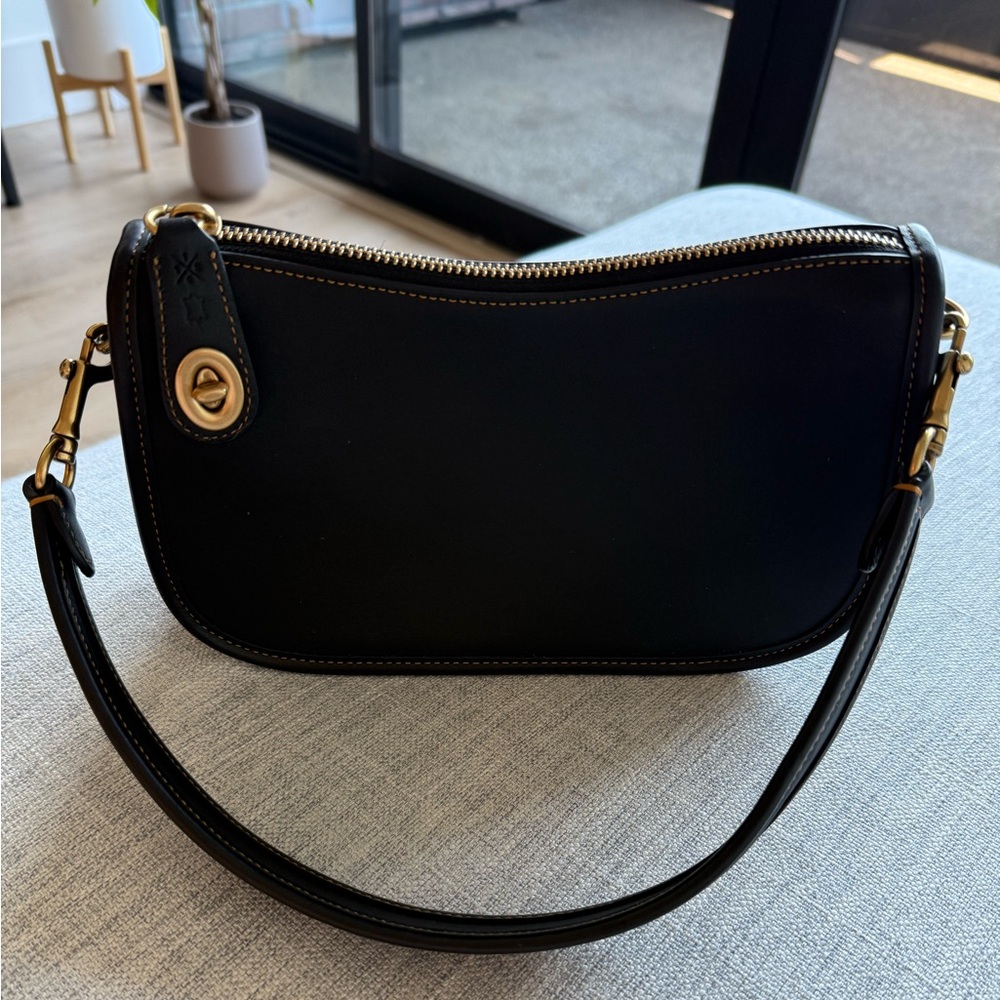 Coach swinger in black